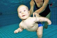 Flora beim Tauchen @schwimmbaby