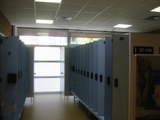 Babyschwimmen - D�bling - In den Garderoben ist gen�gend Platz und alles bereit f�r kleine Schwimmer