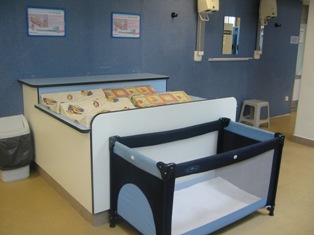 Babyschwimmen - D�bling - In den Garderoben ist gen�gend Platz und alles bereit f�r kleine Schwimmer