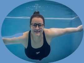 Marie beim Babyschwimmen